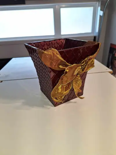 Pot de fleur rouge Belle deco pour Noël Forme carré en métal avec boucle 8po hauteur 7 1/2 po ouvert...