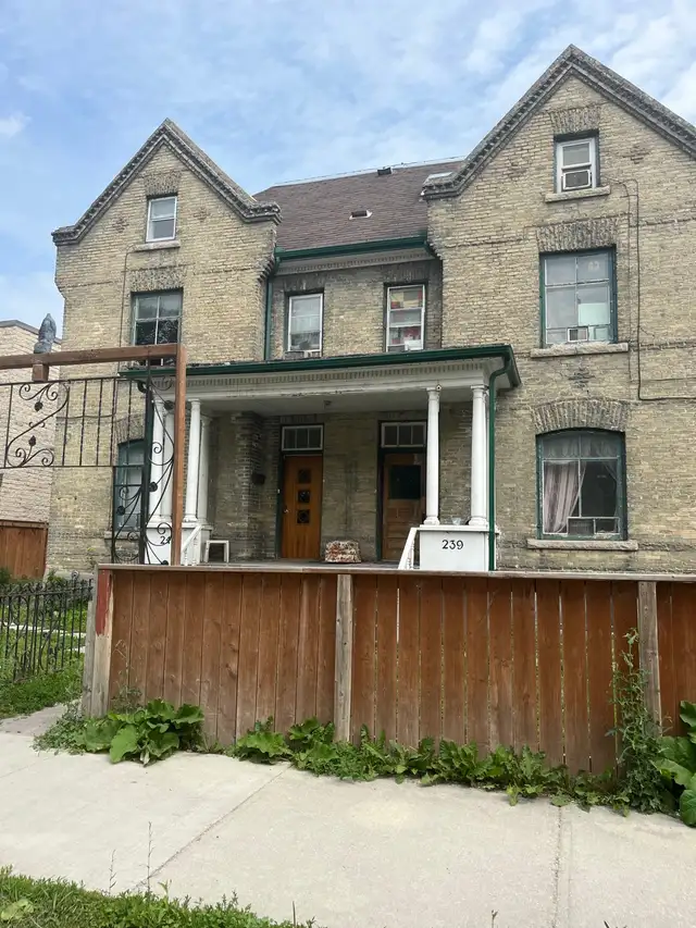 LO- COST  ROOFING in Roofing in Winnipeg - Image 9