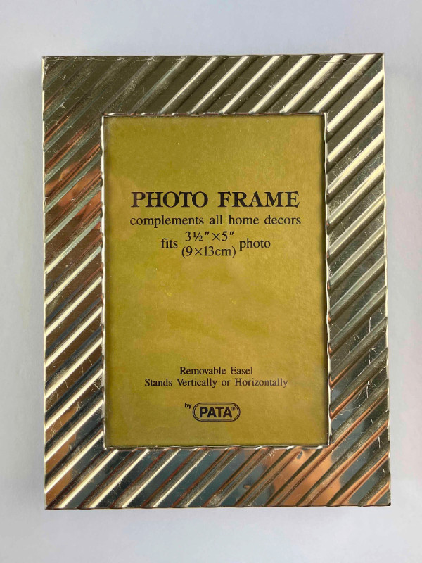 3.5 x 5" Golden Ridged Photo Frame in Home Décor & Accents in Oakville / Halton Region