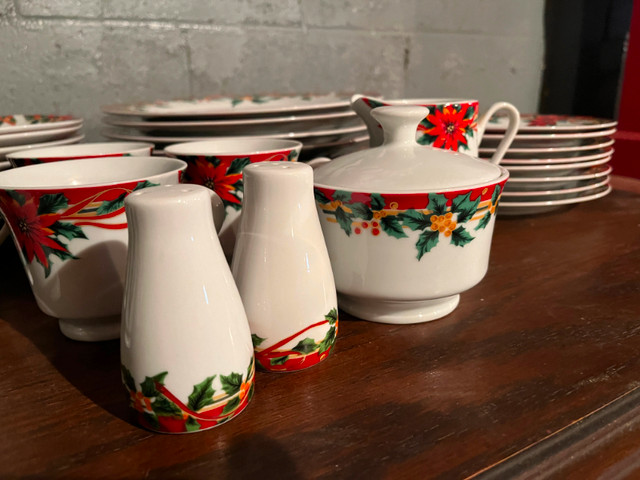 Set de vaisselles de Noël de 44 pièces in Kitchen & Dining Wares in Laval / North Shore - Image 3