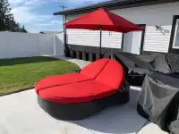 Beautiful La Z Boy Day Bed Lounger with Umbrella! 