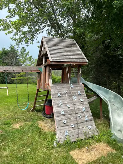 Create lasting memories with this awesome outdoor playset! This used playset features a slide, swing...