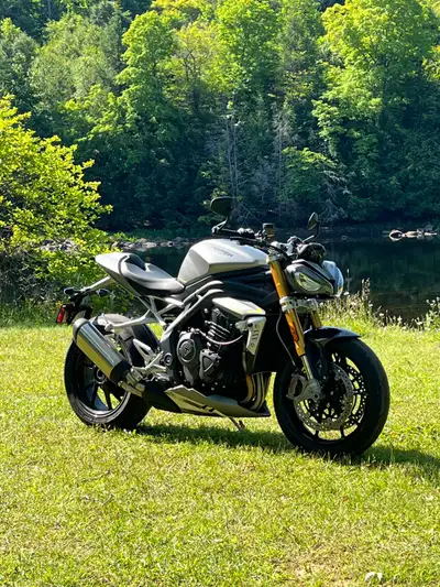 2022 Triumph Speed Triple 1200 RS – a stunning blend of performance, style, and agility! This motorc...