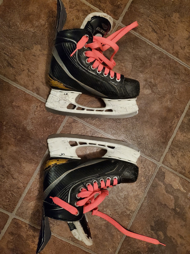 Bauer Supreme hockey skates size 4 in Skates & Blades in Calgary - Image 2