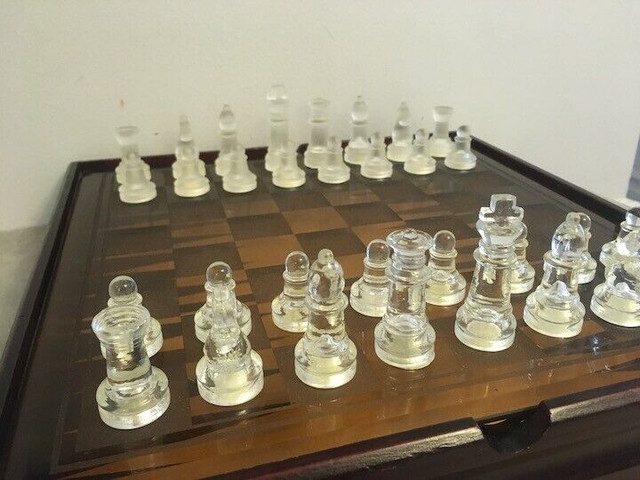 Vintage Retro Complete Frosted And Clear GLASS CHESS SET In Wood in Arts & Collectibles in Mississauga / Peel Region