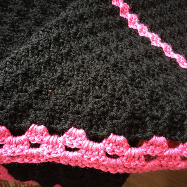 Black ‘n Pink Blanket in Hobbies & Crafts in La Ronge - Image 3