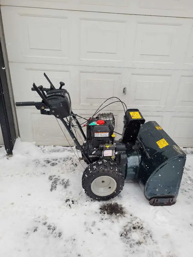 Yardworks 30" snowblower in Snowblowers in Kitchener / Waterloo - Image 4