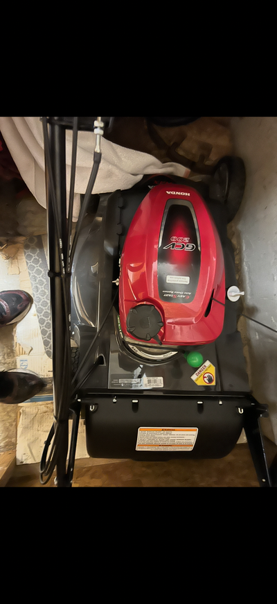 I am offering a new Honda hrx 217 mower . This unit is new never used , it’s been in storage, I boug...