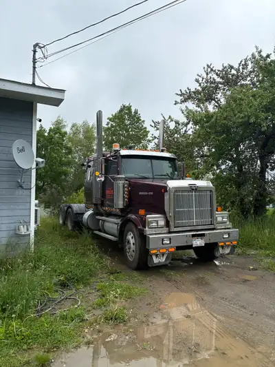 Western Star 4964fx flat top , manufactured in 1999 Cummins n14 celect plus 500hp (350,000 original...