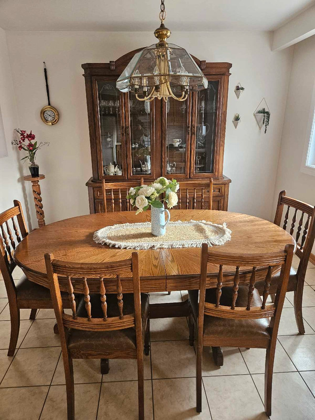 Dining Table Set - 8 piece in Dining Tables & Sets in City of Toronto