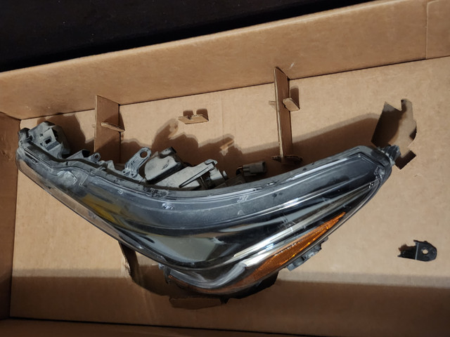 2020 Toyota Corolla SE Front Light in Auto Body Parts in Mississauga / Peel Region - Image 3