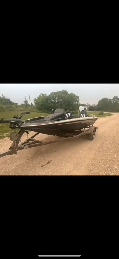 16.5ft bass boat Yamaha 70hp 2 stroke engine Minnkota 50lbs thrust trolling motor pedal drive Front...