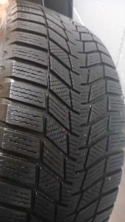 Je vends un ensemble de 4 pneus d'hiver Continental 245/60R18, on tres peut rouler la moitier d'un h...