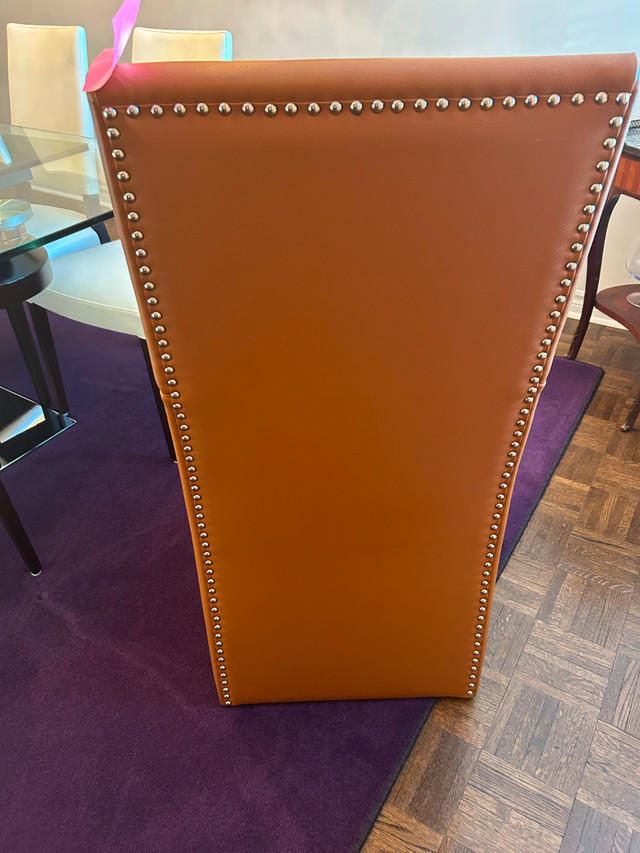2 Fauteuils de salle a manger ou salon en cuir caramel - dans Chaises, Fauteuils inclinables  à Ville de Montréal - Image 3