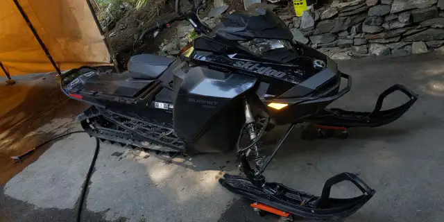 2022 Skidoo Summit Edge 154 850 E TEC 1023kms in Snowmobiles in Kamloops - Image 3