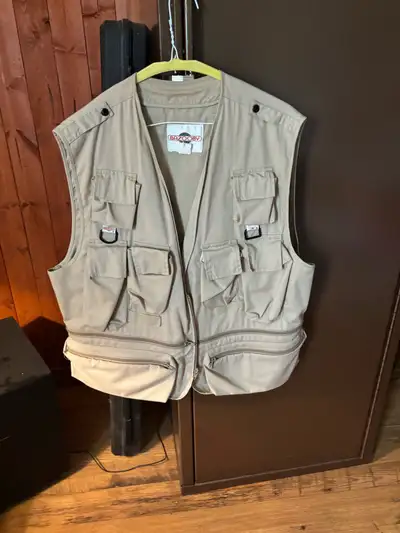 This Bazooey brand vest is perfect for fly fishing, photography or any outdoor activity where you ne...