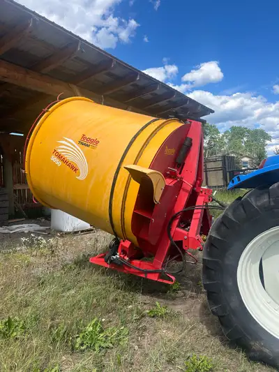 2017 tomahawk bale shredder, very lightly used. Works great for silage, hay or straw, suitable for 5...