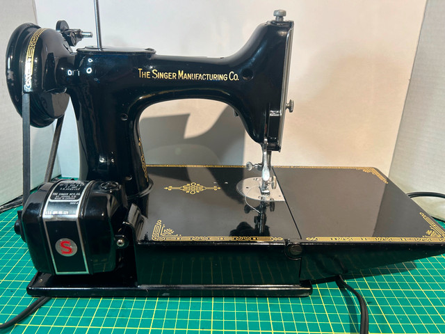 Singer Featherweight 221 sewing machine in Hobbies & Crafts in Oakville / Halton Region - Image 2