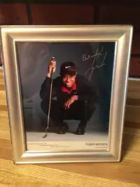 COLLECTABLE-TIGER WOODS-AUTOGRAPHED 8X10 PROMO PHOTO 