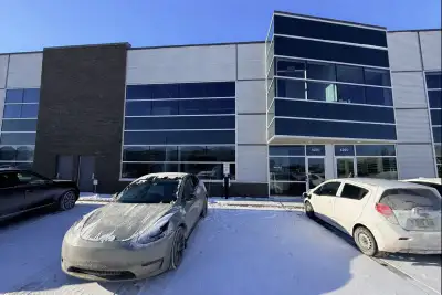 Découvrez cet immeuble industriel en copropriété divise, achevé en 2018, qui combine entrepôt, burea...