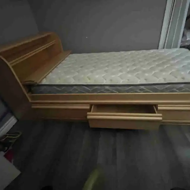 Lit simple en bois in Beds & Mattresses in Laurentides - Image 2