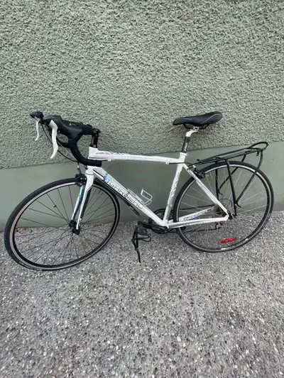 This is a Louis Garneau road bike, perfect for urban commutes and recreational rides, featuring a li...