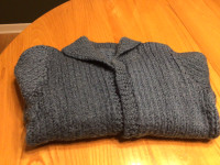 Vestes pour enfants tricoté à main très propre prix 18$ 