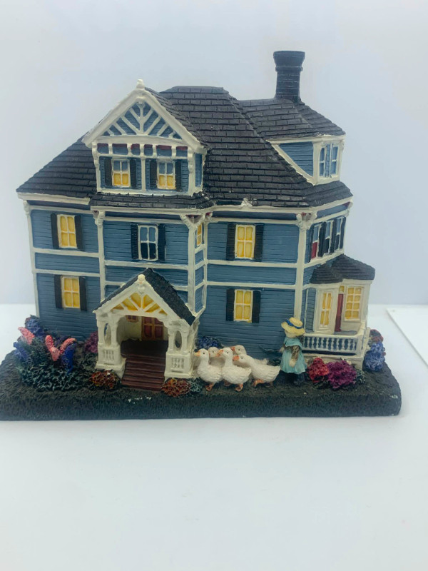 Victorian House Figurine - New Hampshire, Catherine Karnes Munn in Arts & Collectibles in Fredericton