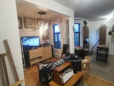 1x 4.5, 3ieme etage, renové. 1x 4.5 1iere etage, renové Face au marche Jean Talon . Non fumeur , no...