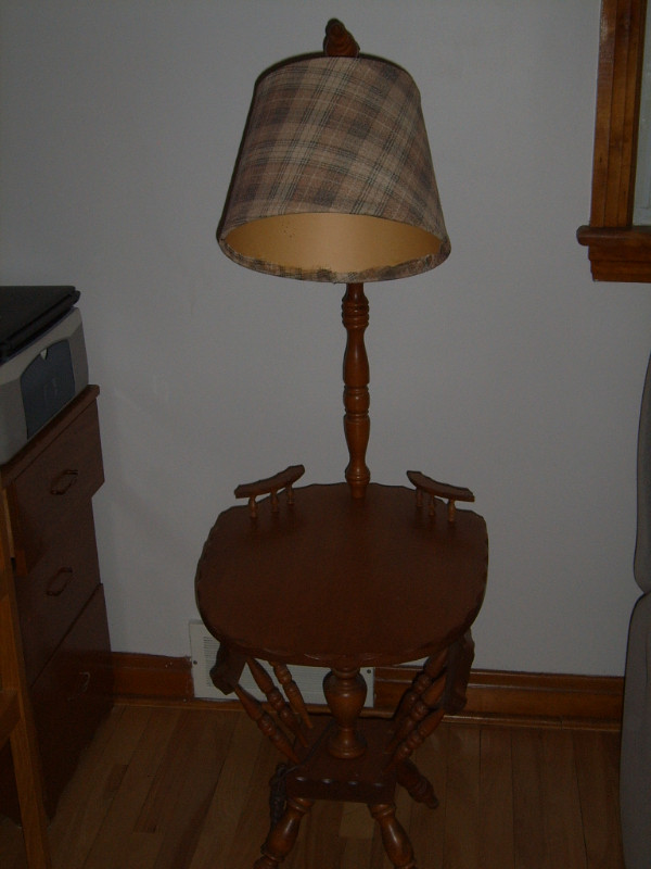 Table avec lampe dans Autre  à Sherbrooke - Image 3