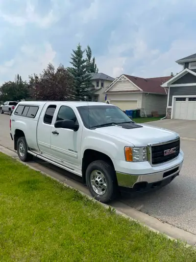 2011 GMC 2500 HD 4X4 extended cab truck. Well maintained with 6.0L Vortec gas engine. Nice topper wi...