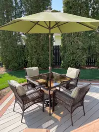 Outdoor Dining Set w/ Umbrella