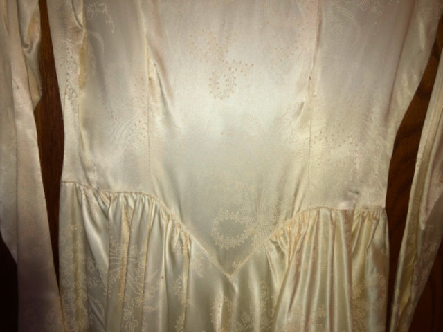 Vintage Satin & Lace Wedding Gown in Arts & Collectibles in Edmonton - Image 4