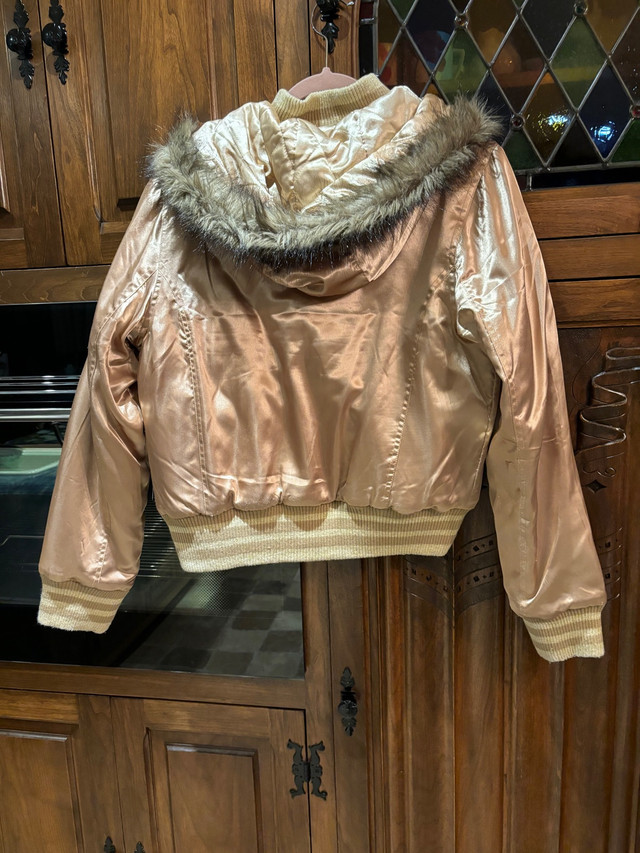 Woman’s Gold Hooded Puffer Jacket dans Femmes - Hauts et vêtements d'extérieur  à Ville de Montréal - Image 3