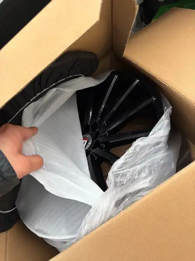1 brand new rim 3 used 18 inches bolt pattern 5x114.3mm good condition . price 550 obo thanx