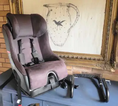 Stylish, compact, easy to clean. No stains or rips and freshly cleaned. Original owner, no accidents...
