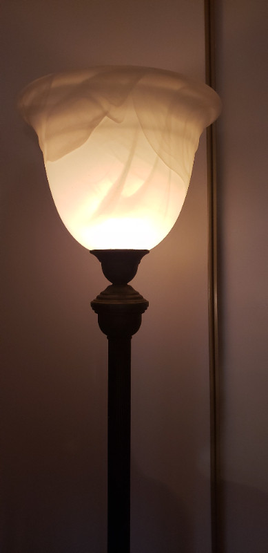 Lampe sur pied à vendre dans Éclairage intérieur et plafonniers  à Laval/Rive Nord - Image 4
