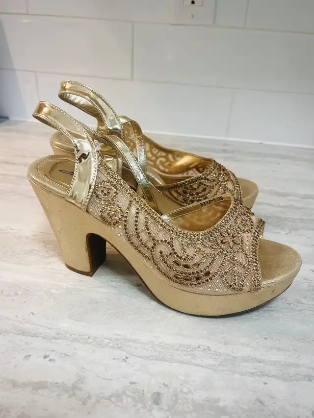 Women shoes in Women's - Shoes in City of Montréal - Image 5