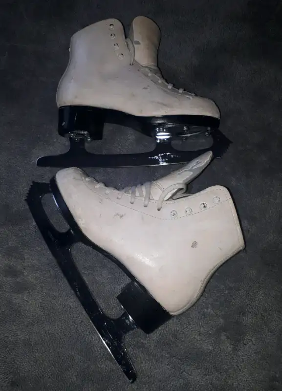 Patins à glace usagés pour fille pointure  1  1/2 in Skates & Blades in Laval / North Shore - Image 3