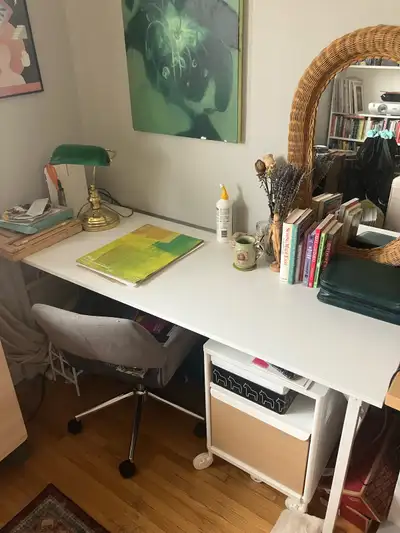 A sturdy table with a melamine top and foldable metal legs - your companion for sewing projects and...