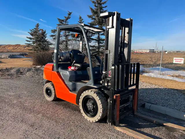 Toyota 8FGU30 6000 lb - 2020 Warehouse Forklift Gas LPG *LOW HRS in Other in Saskatoon - Image 4