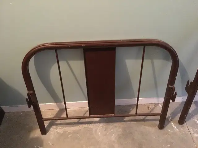 Lit Simple Antique en metale/ Vintage wrought iron single bed in Beds & Mattresses in Longueuil / South Shore - Image 7
