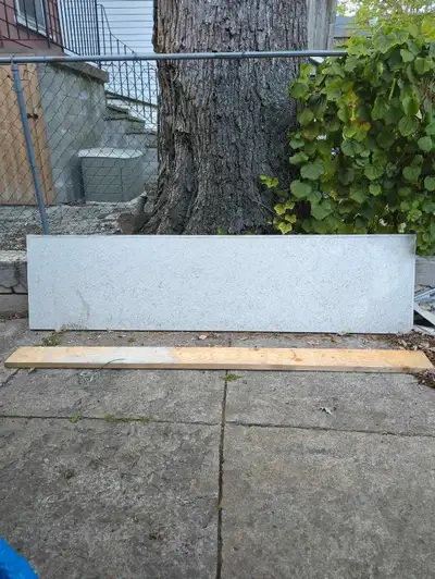 Quartz countertop in fabulous condition 3/4 inch thick basically 8'x2' white base with gold accents....