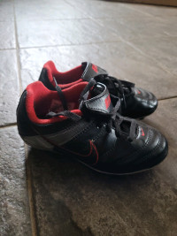 Boys Size US 10.5 Nike Soccer Shoes