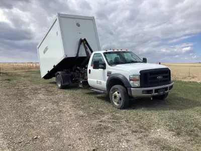 2008 550 ford 4wd automatic c/w 36 in Hooklift, new tires all around 6.4 engine has been replaced ca...