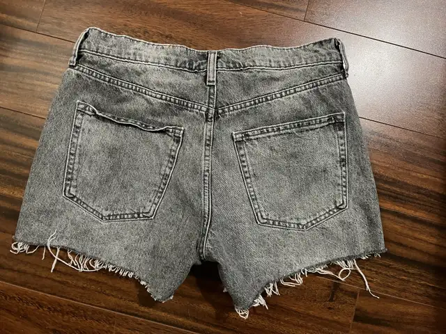 Gap women’s size 28 (6) denim shorts, grey distressed in Women's - Bottoms in Oshawa / Durham Region - Image 4