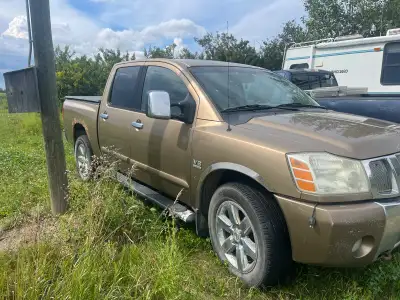 2004 Nissan titan 235000km need a new windshield Ab register Need battery battery in it needs boast...
