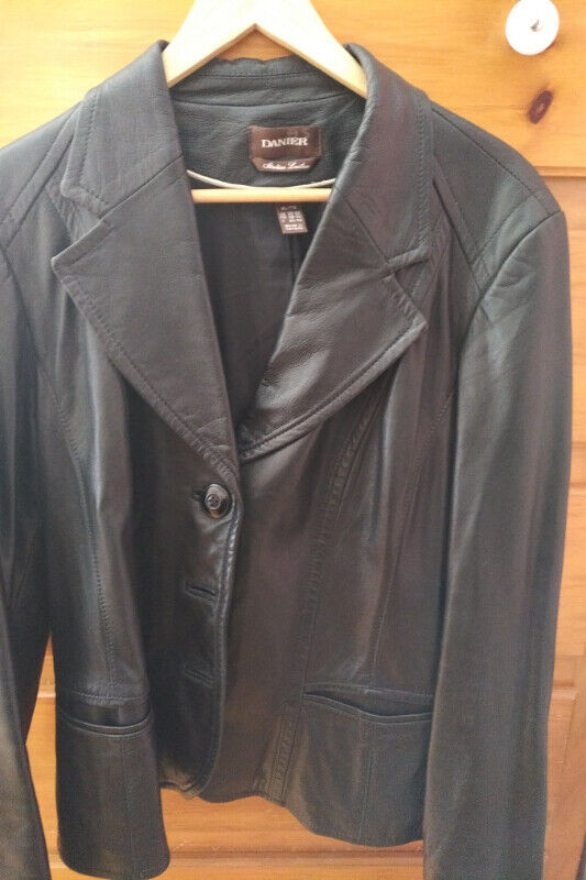 Danier leather vest xl in Women's - Tops & Outerwear in Oshawa / Durham Region - Image 4