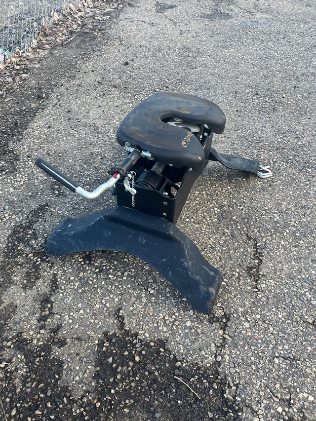 Curt 18 K fifth wheel hitch  in Other in Red Deer - Image 4
