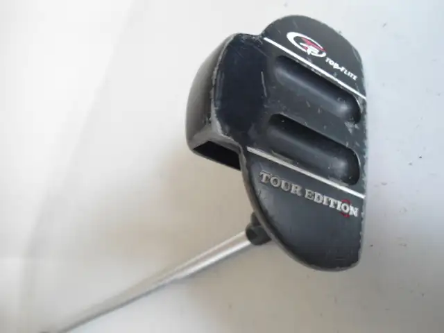 TOP FLITE TOUR EDITION RIGHT HANDED IRONS AND PUTTER in Golf in Sudbury - Image 9